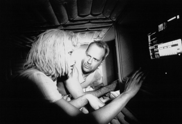 Still of Milla Jovovich and Bruce Willis Still of Milla Jovovich and Bruce Willis